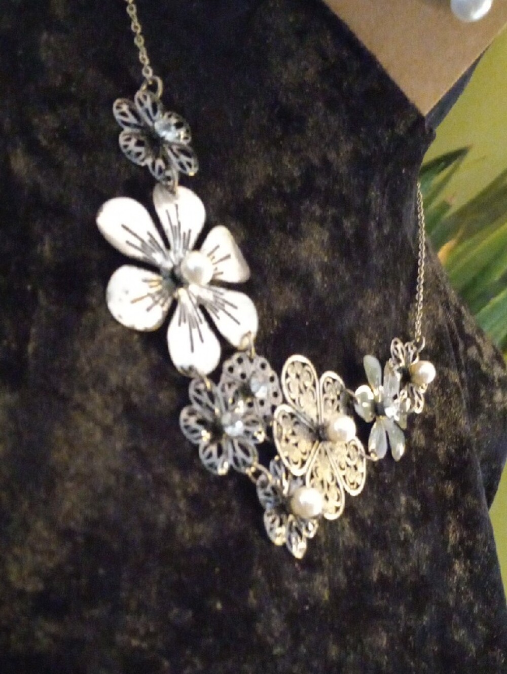 Vintage Silver Floral & Pearl Centers Necklace with White Pearl Studs - Picture 9 of 9